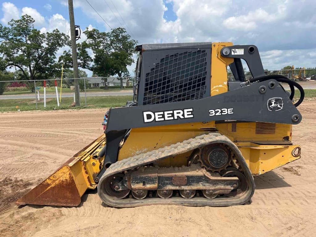 2015 JOHN DEERE 323E â€” photo 1